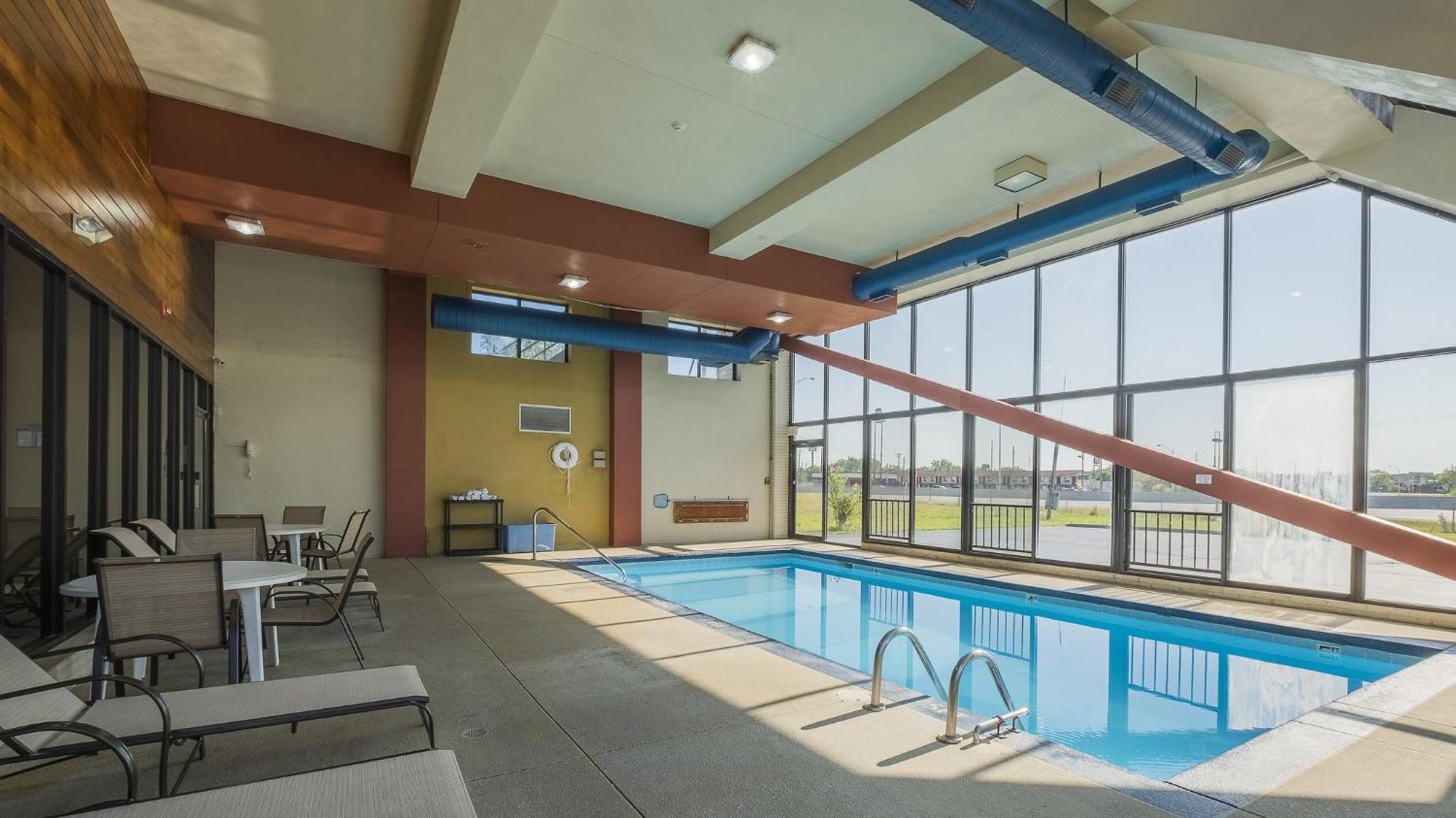 Red Roof Inn & Suites Cleveland - Elyria Eksteriør billede